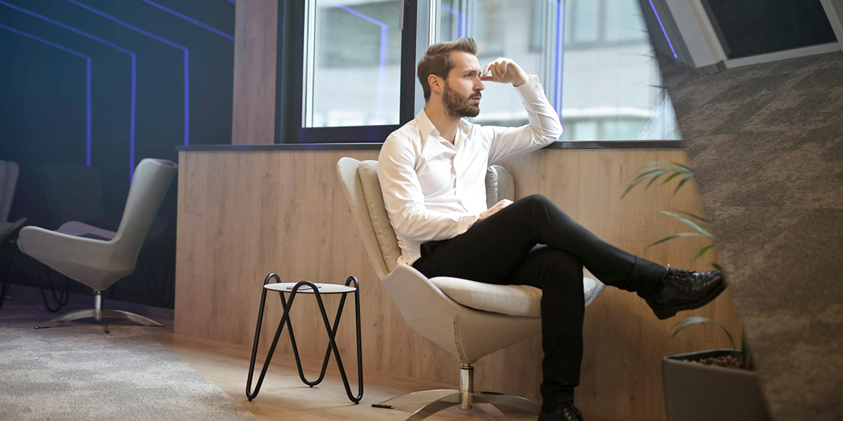Die stille collega? Tijd voor een goed gesprek